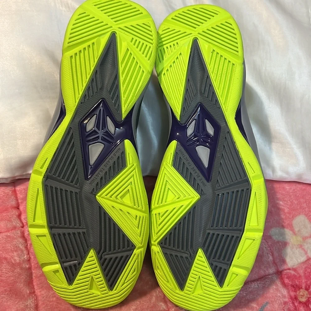 SALE 🔥🔥Vintage Collector Kobe Venomenon 4 Grey. Size:9.5. Serious offers only. - Picture 8 of 10
